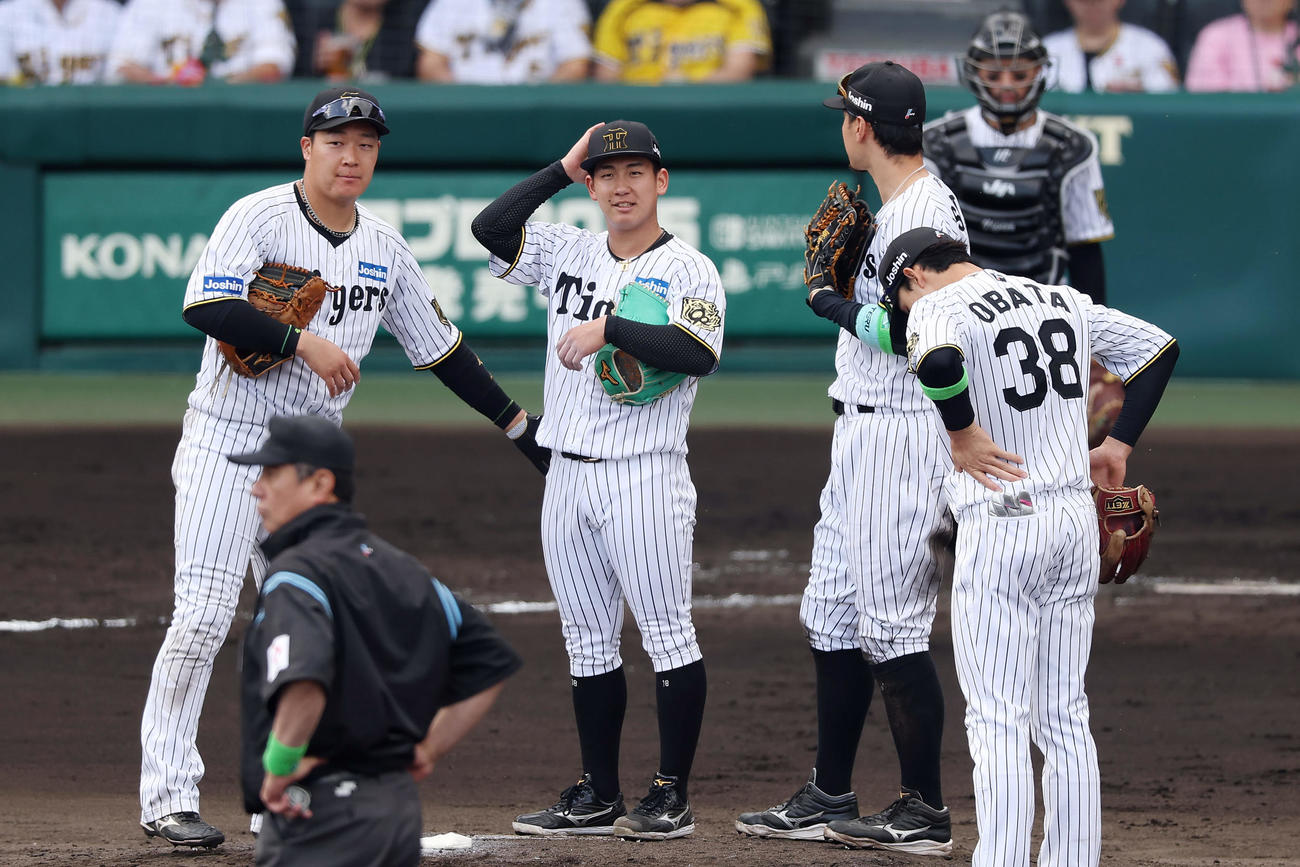 阪神対ヤクルト　7回表ヤクルト1死一、二塁、代打増田に勝ち越し2点適時三塁打を浴び、降板となる伊原（中央）（撮影・前田充）