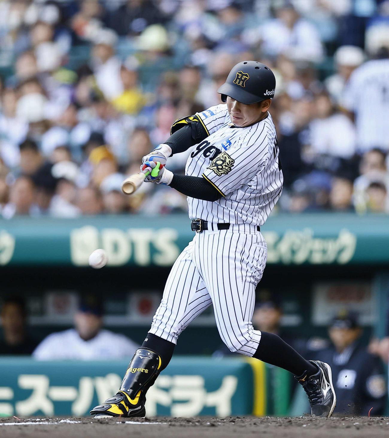 阪神対ヤクルト　5回裏阪神2死、伊原は右前にプロ初安打を放つ（撮影・藤尾明華）
