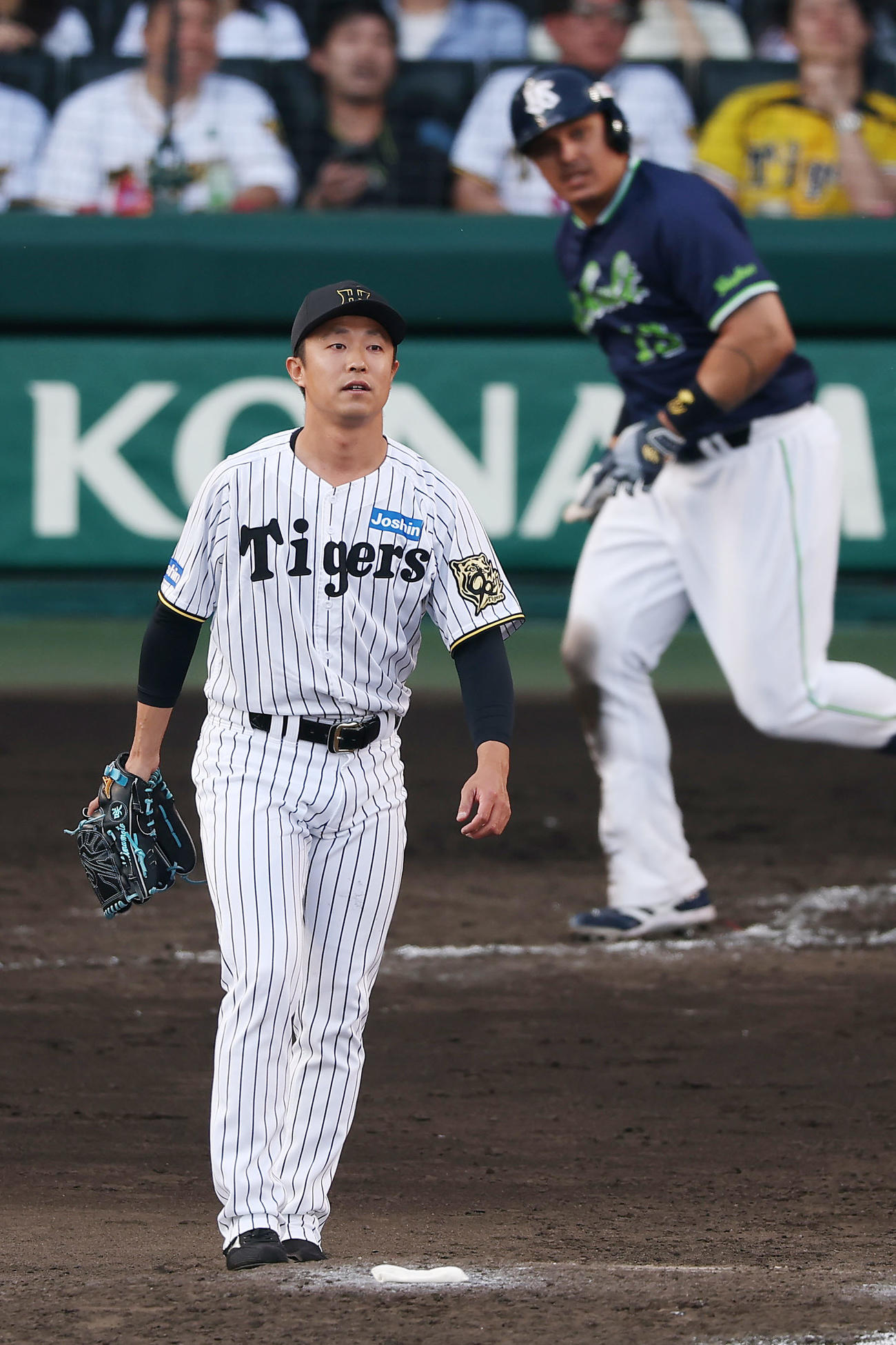 阪神対ヤクルト　9回表ヤクルト2死一、三塁、オスナに適時打を浴びる島本（撮影・前田充）