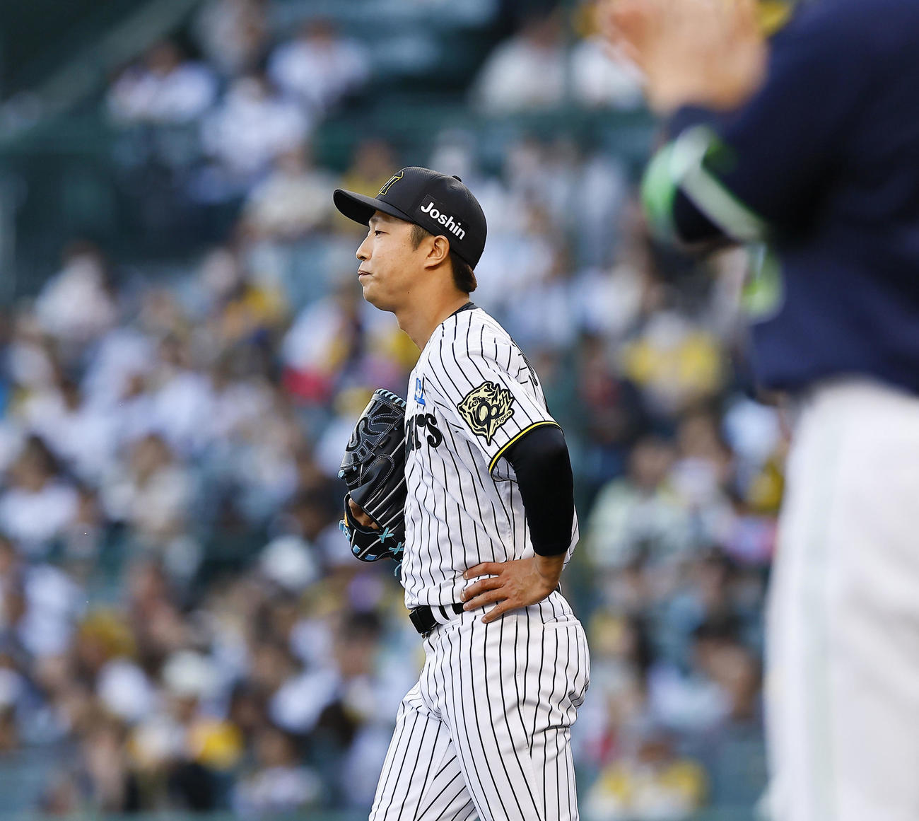 阪神対ヤクルト　9回表ヤクルト2死一、三塁、オスナに中前適時打を許した島本（撮影・藤尾明華）