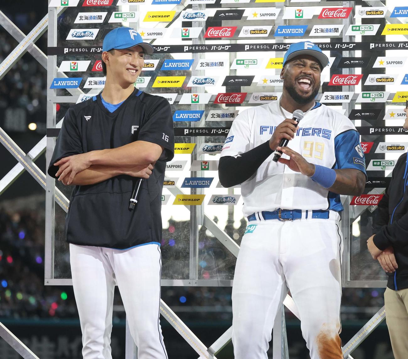 日本ハム対西武　ヒーローインタビューで笑顔の達（左）とレイエス（撮影・黒川智章）