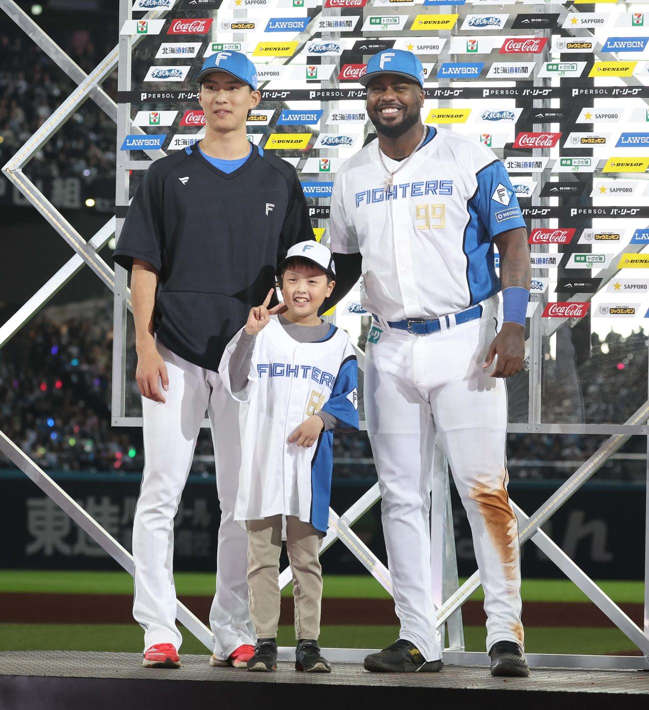 日本ハム対西武　子どもインタビュアーと記念撮影する達（左）とレイエス（撮影・黒川智章）
