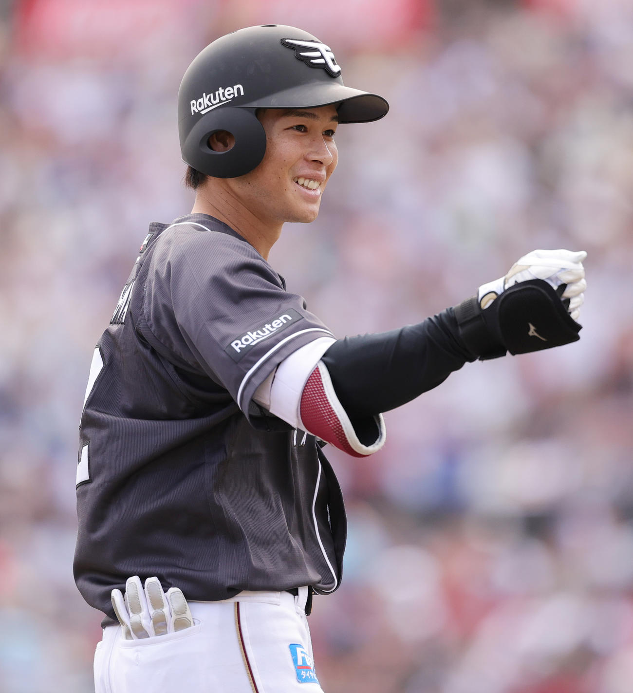 楽天対オリックス　5回裏楽天1死満塁、走者一掃の左適時三塁打を放ち喜ぶ中島（撮影・野上伸悟）