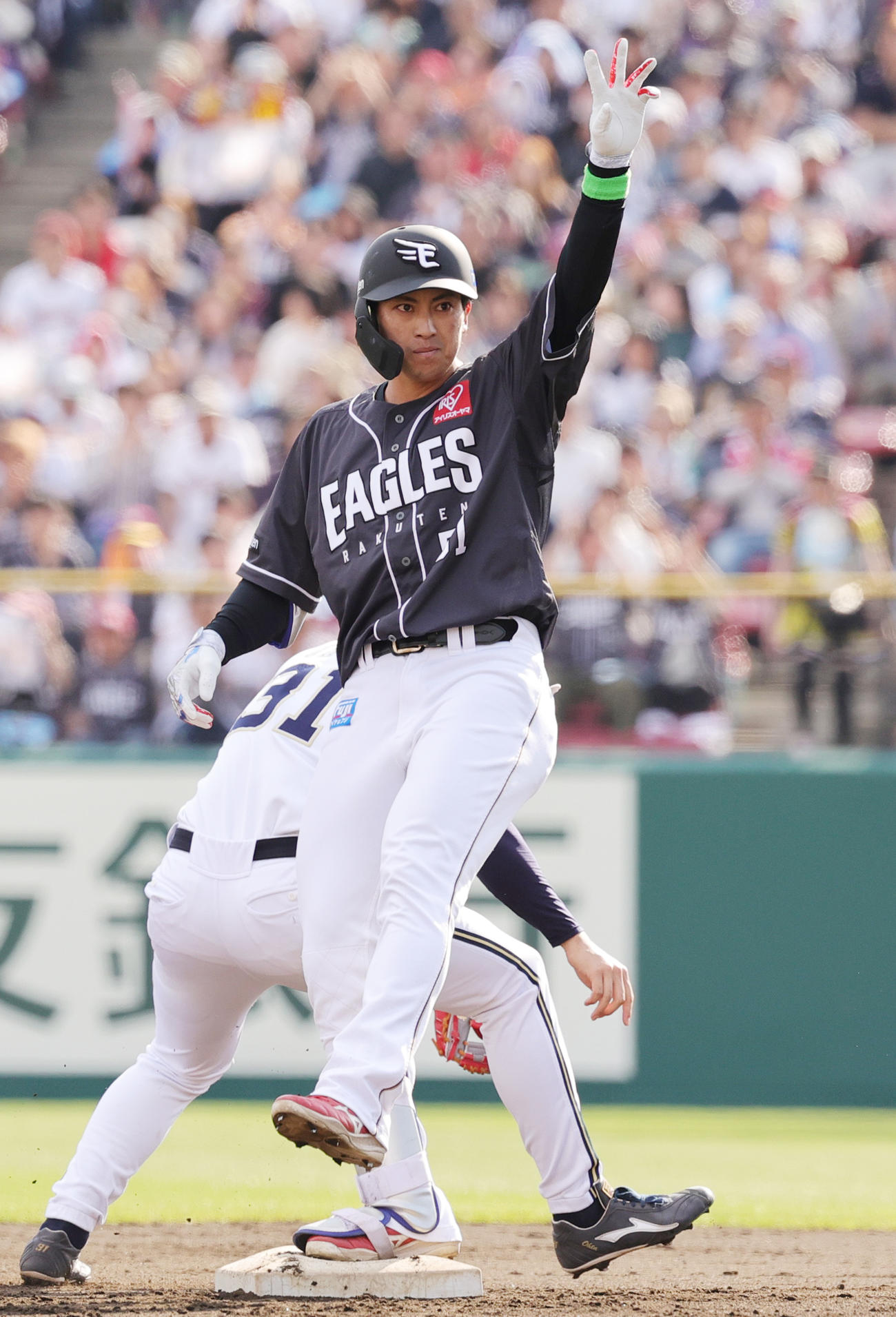 楽天対オリックス　6回裏楽天1死二、三塁、右2点適時二塁打を放ち喜ぶ小郷（撮影・野上伸悟）