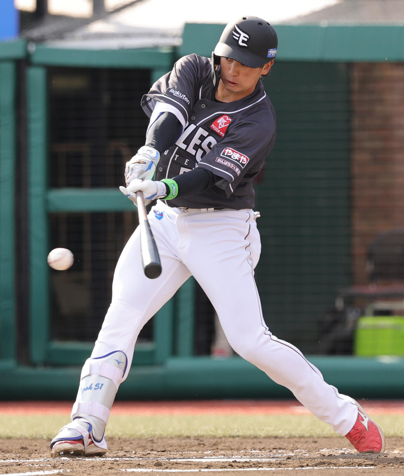 楽天対オリックス　6回裏楽天1死二、三塁、右2点適時二塁打を放つ小郷（撮影・野上伸悟）