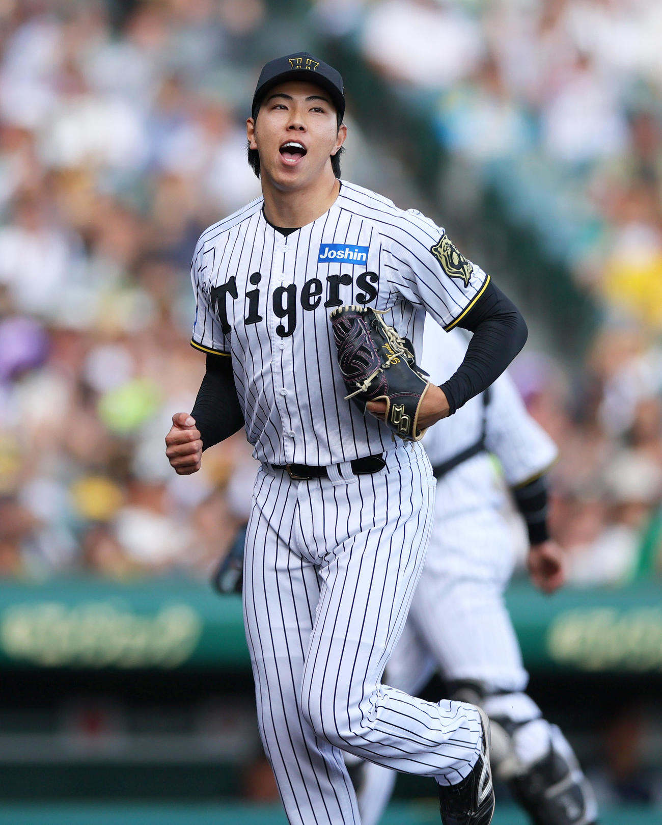 阪神対ヤクルト　8回表ヤクルト1死満塁、工藤は代打宮本を一ゴロ併殺に仕留め喜ぶ（撮影・上山淳一）