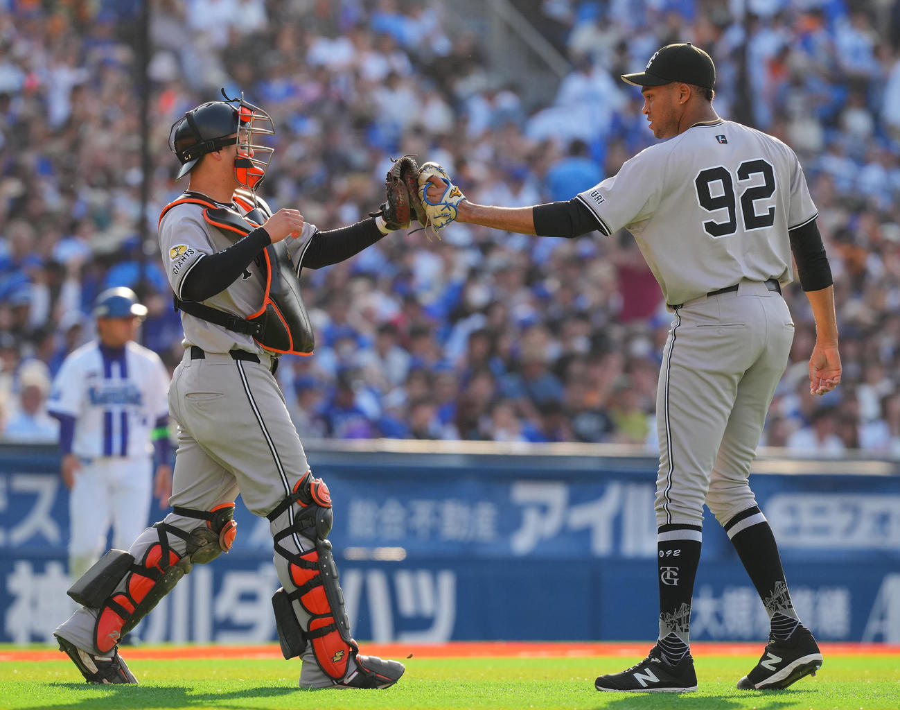 DeNA対巨人　9回裏DeNA2死一塁、佐野を三振に仕留め勝利しタッチを交わすマルティネス（右）と岸田（撮影・垰建太）