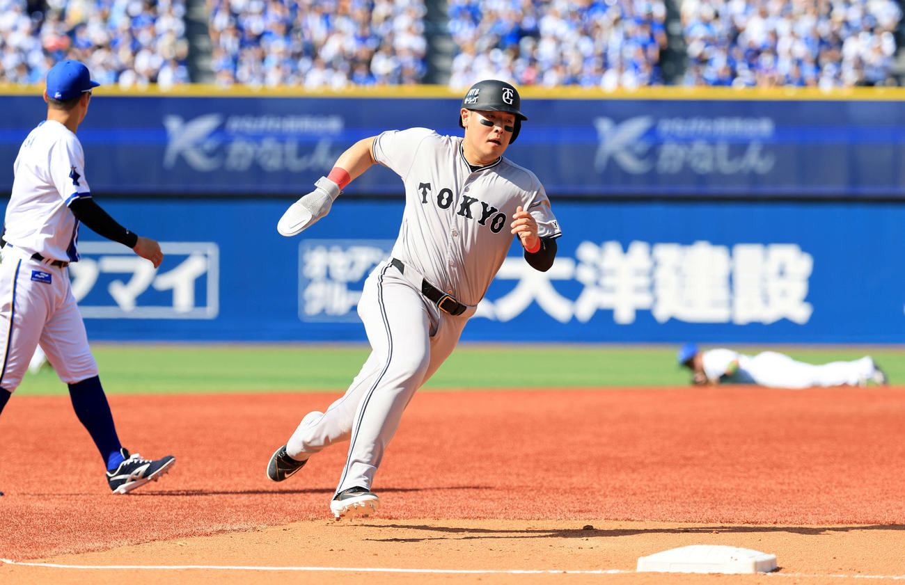DeNA対巨人　3回表巨人2死二、三塁、岸田の適時打で三塁へ激走する岡本（撮影・浅見桂子）