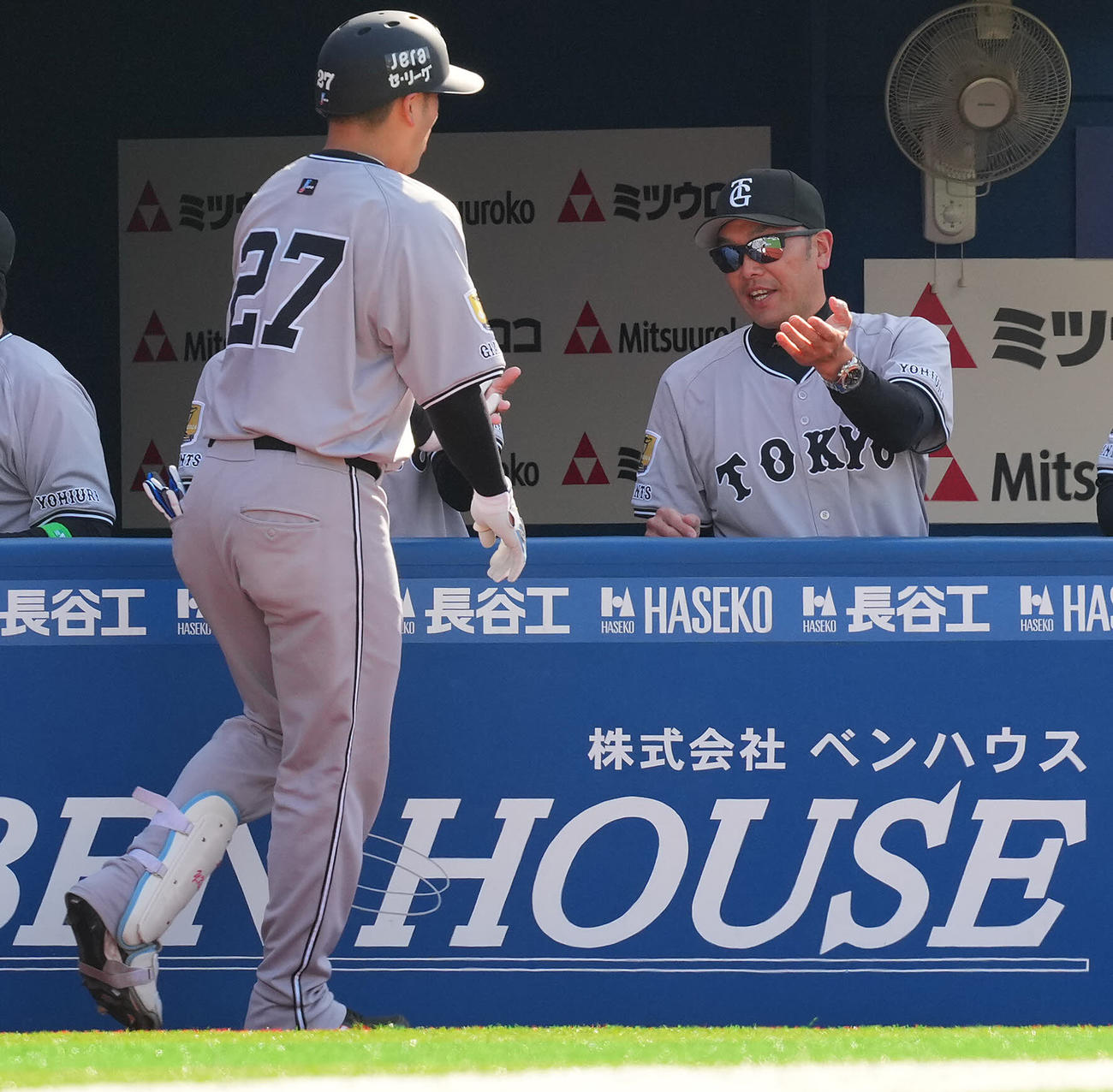 DeNA対巨人　6回表巨人1死、ソロ本塁打を放った岸田（27番）を迎える阿部監督（撮影・垰建太）