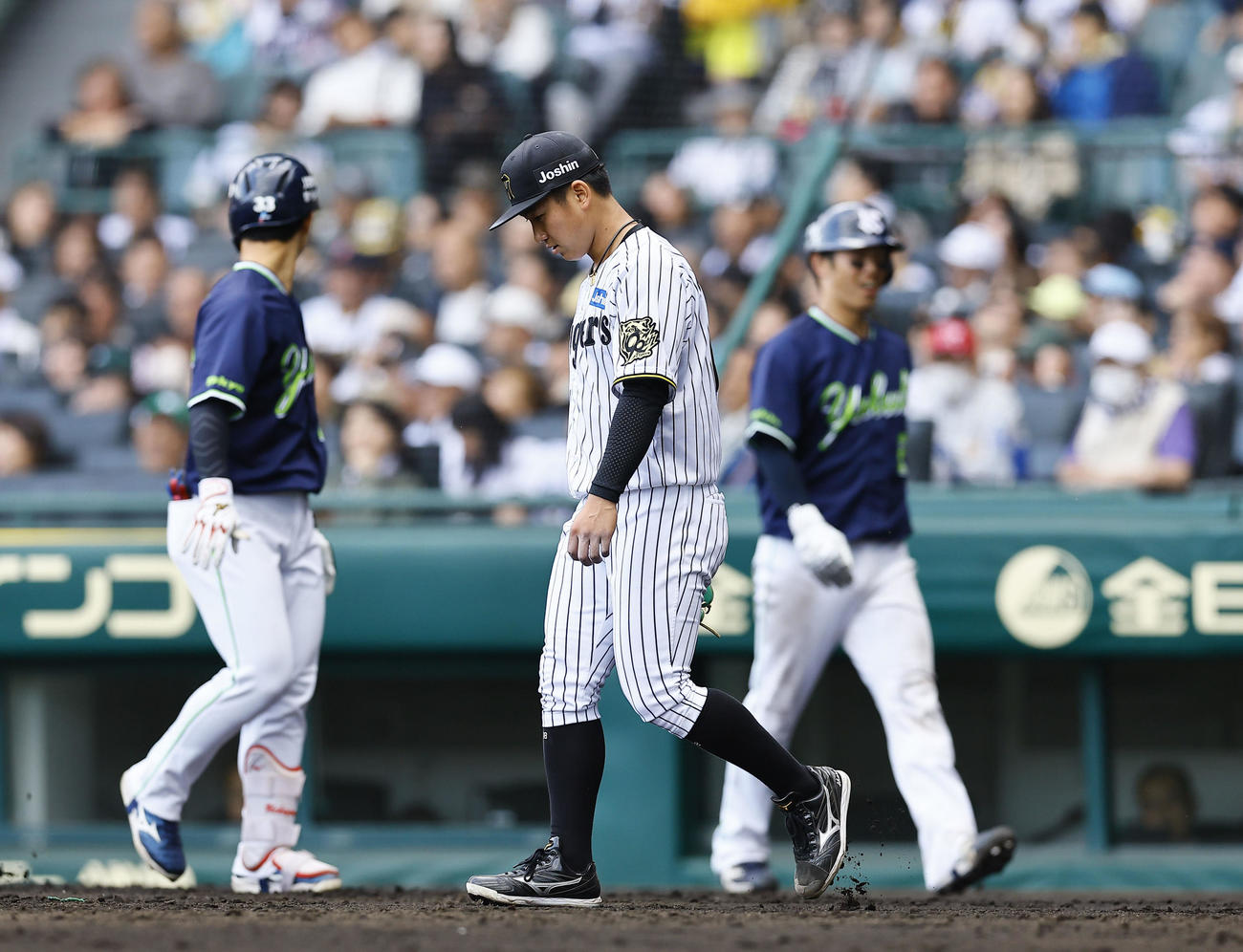 阪神対ヤクルト　7回表ヤクルト1死一、二塁、代打増田に右中間に2点適時三塁打を許した伊原（撮影・藤尾明華）