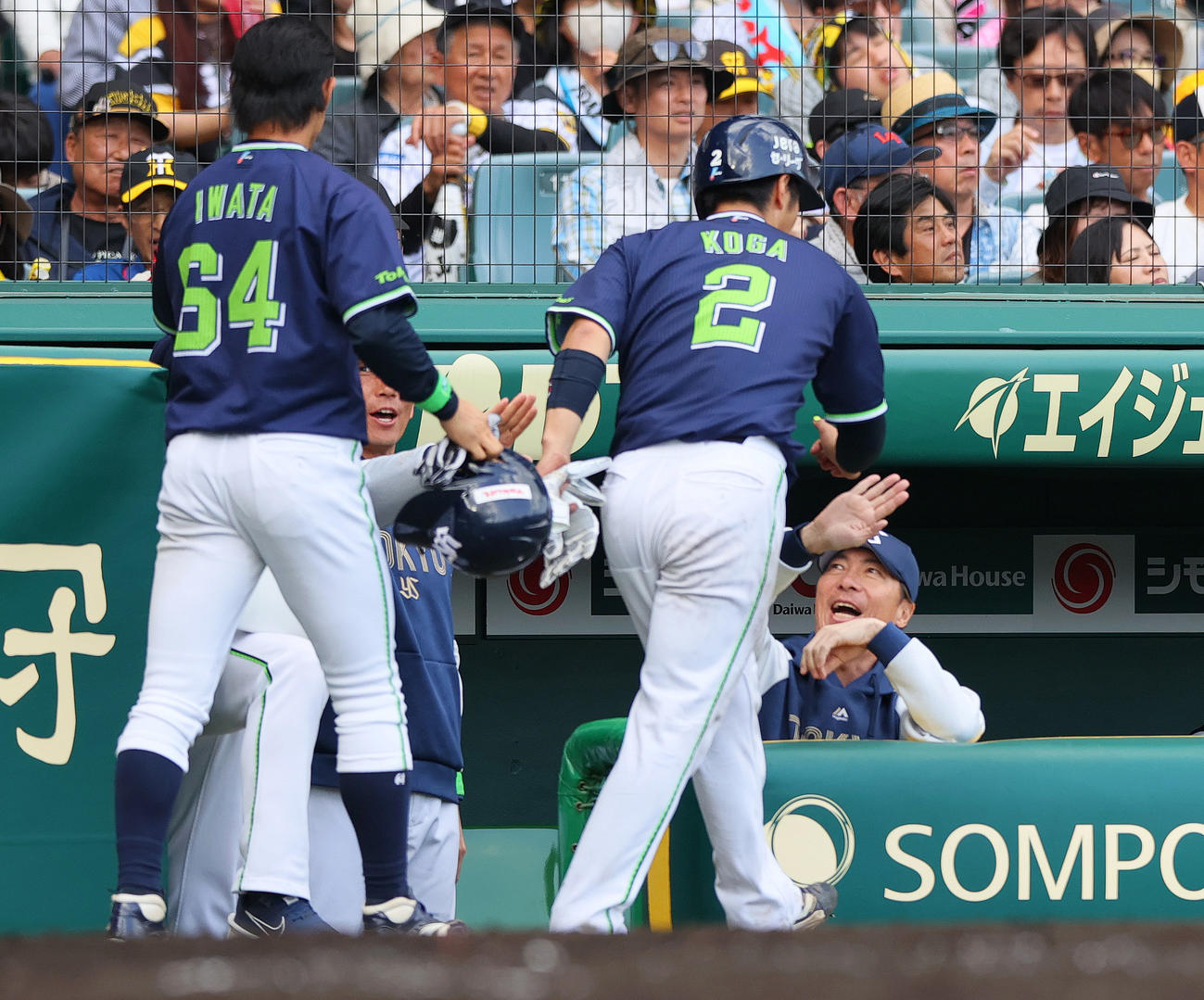 阪神対ヤクルト　7回表ヤクルト1死一、二塁、高津監督（右）は代打増田の中2点適時三塁打で生還した古賀（手前）右らを出迎える（撮影・上山淳一）