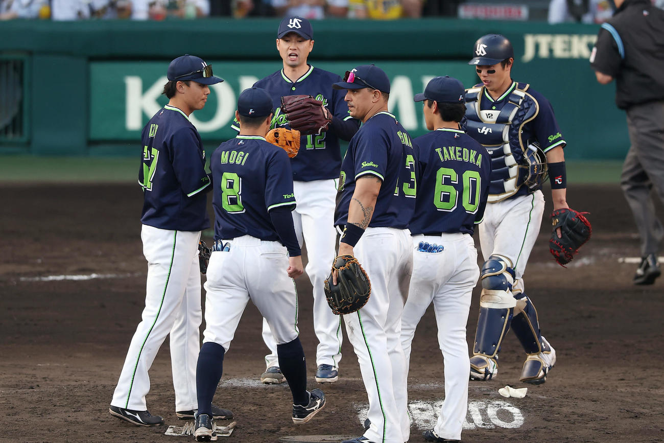 阪神対ヤクルト　阪神に勝利しタッチを交わすヤクルトの選手たち（撮影・前田充）