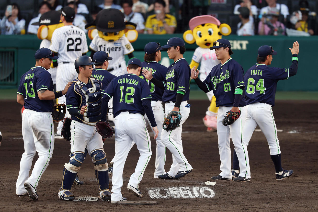 阪神対ヤクルト　阪神に勝利しタッチを交わすヤクルトの選手たち（撮影・前田充）
