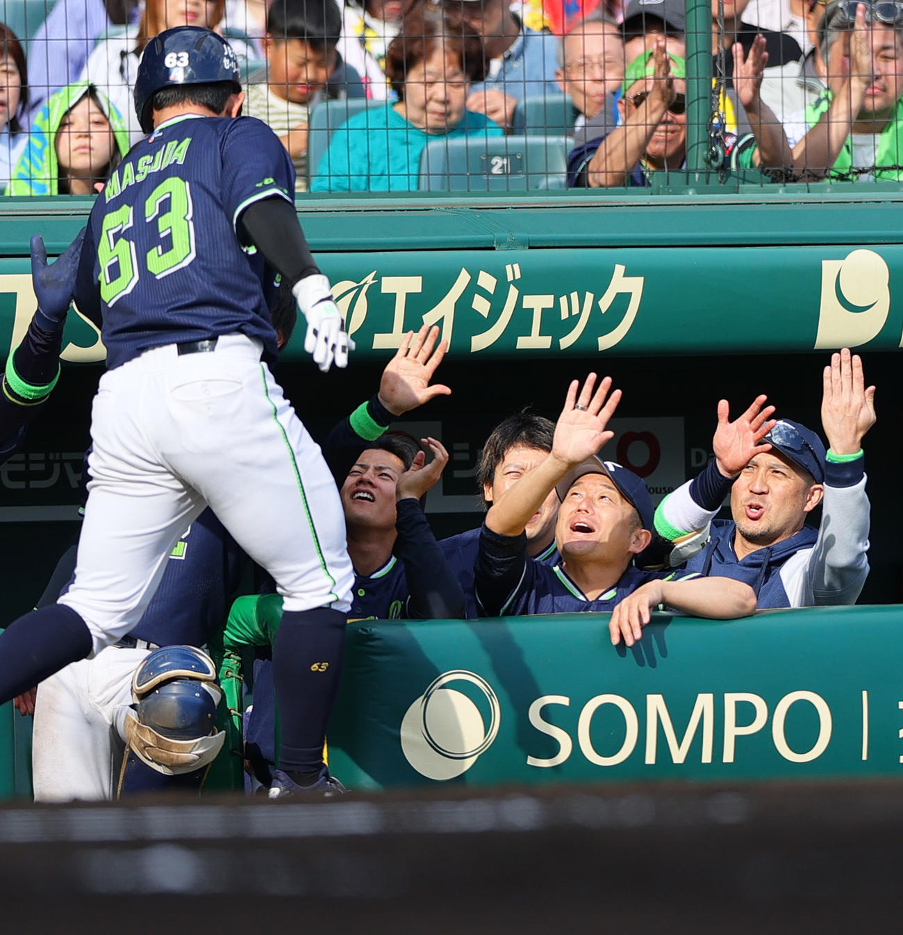 阪神対ヤクルト　7回表ヤクルト1死三塁、打者内山の時、漆原の暴投で生還した三走増田（手前）を出迎える石川（右から2人目）ら（撮影・上山淳一）