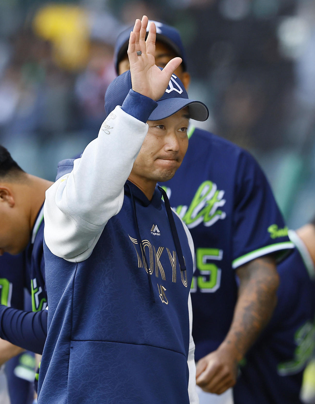 阪神対ヤクルト　2勝目を挙げ、ファンの声援に応えるヤクルト石川（撮影・藤尾明華）