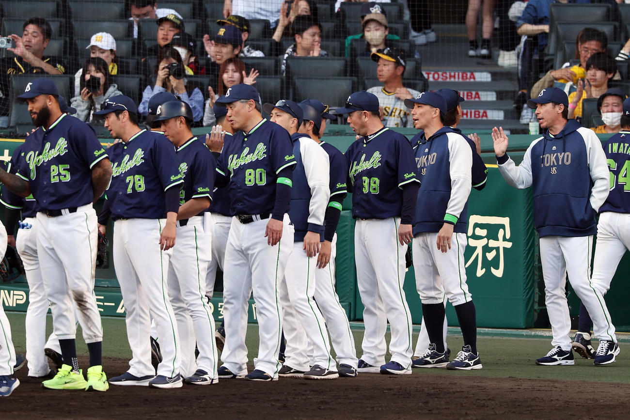 阪神対ヤクルト　阪神に勝利しタッチでナインを出迎えるヤクルト高津監督（右端）ら（撮影・前田充）
