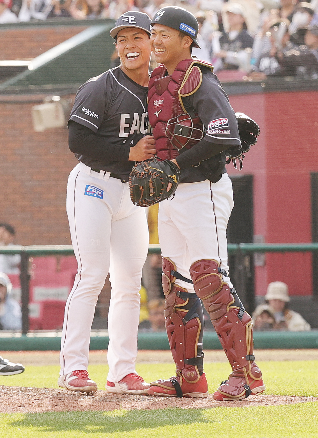 楽天対オリックス　勝利し喜びあう楽天中込（左）と田中（撮影・野上伸悟）