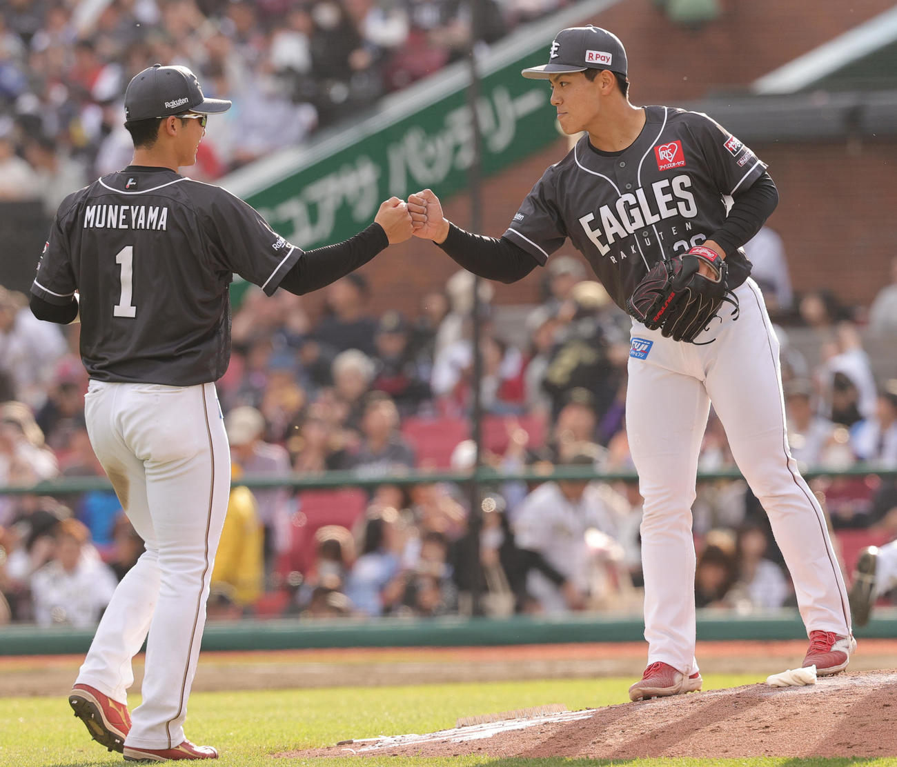楽天対オリックス　14－3で勝利し喜びあう、楽天宗山（左）と中込（撮影・野上伸悟）