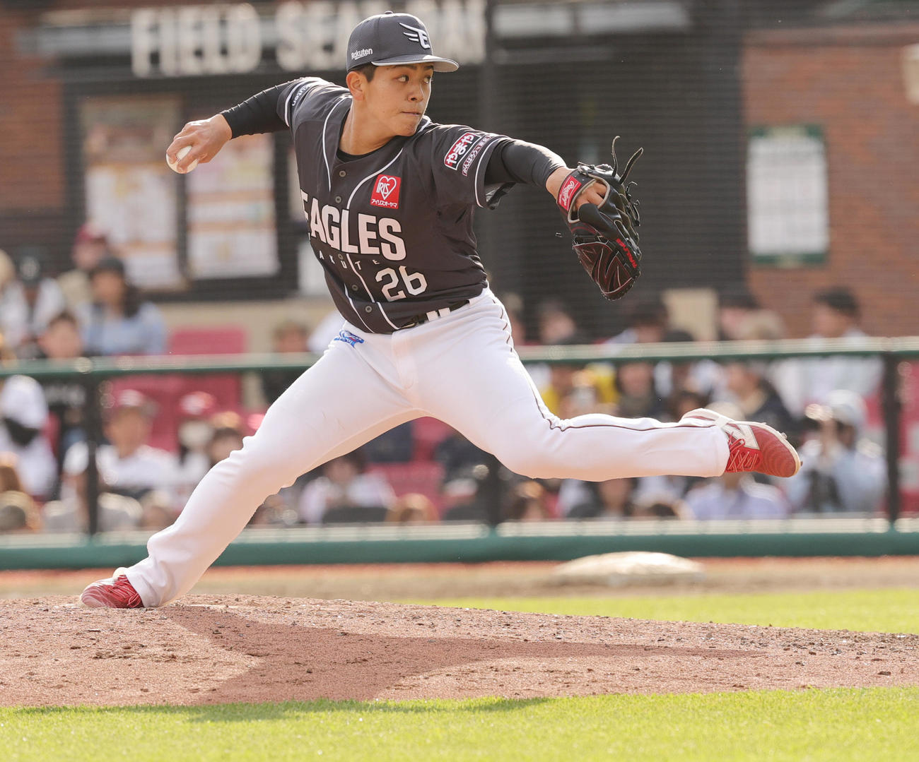楽天対オリックス　9回表、プロ初登板を果たした楽天中込（撮影・野上伸悟）
