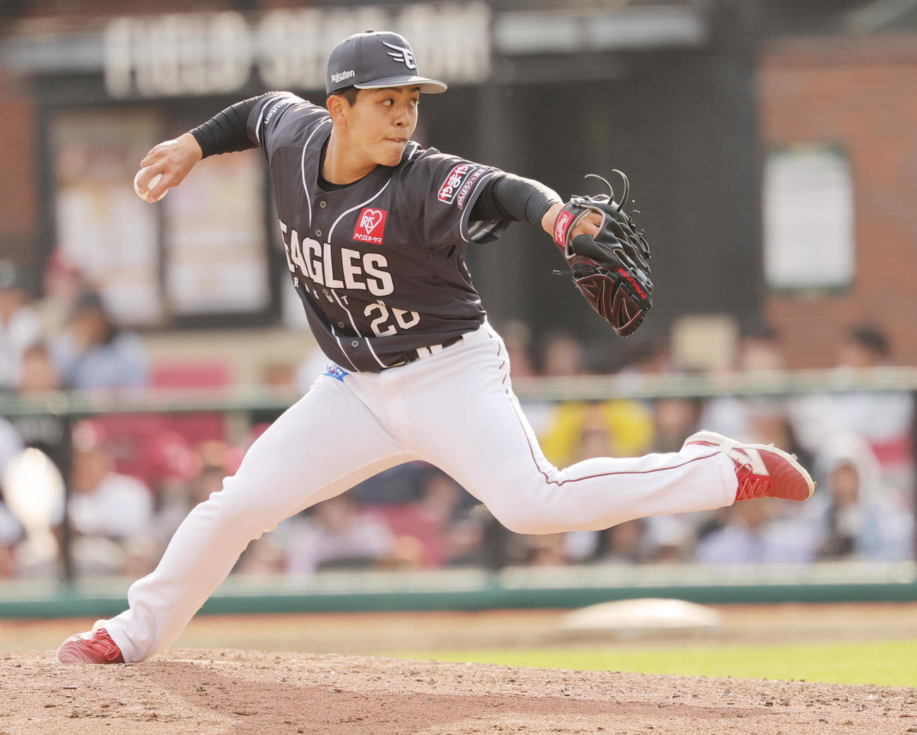 楽天対オリックス　9回表、プロ初登板を果たした楽天中込（撮影・野上伸悟）