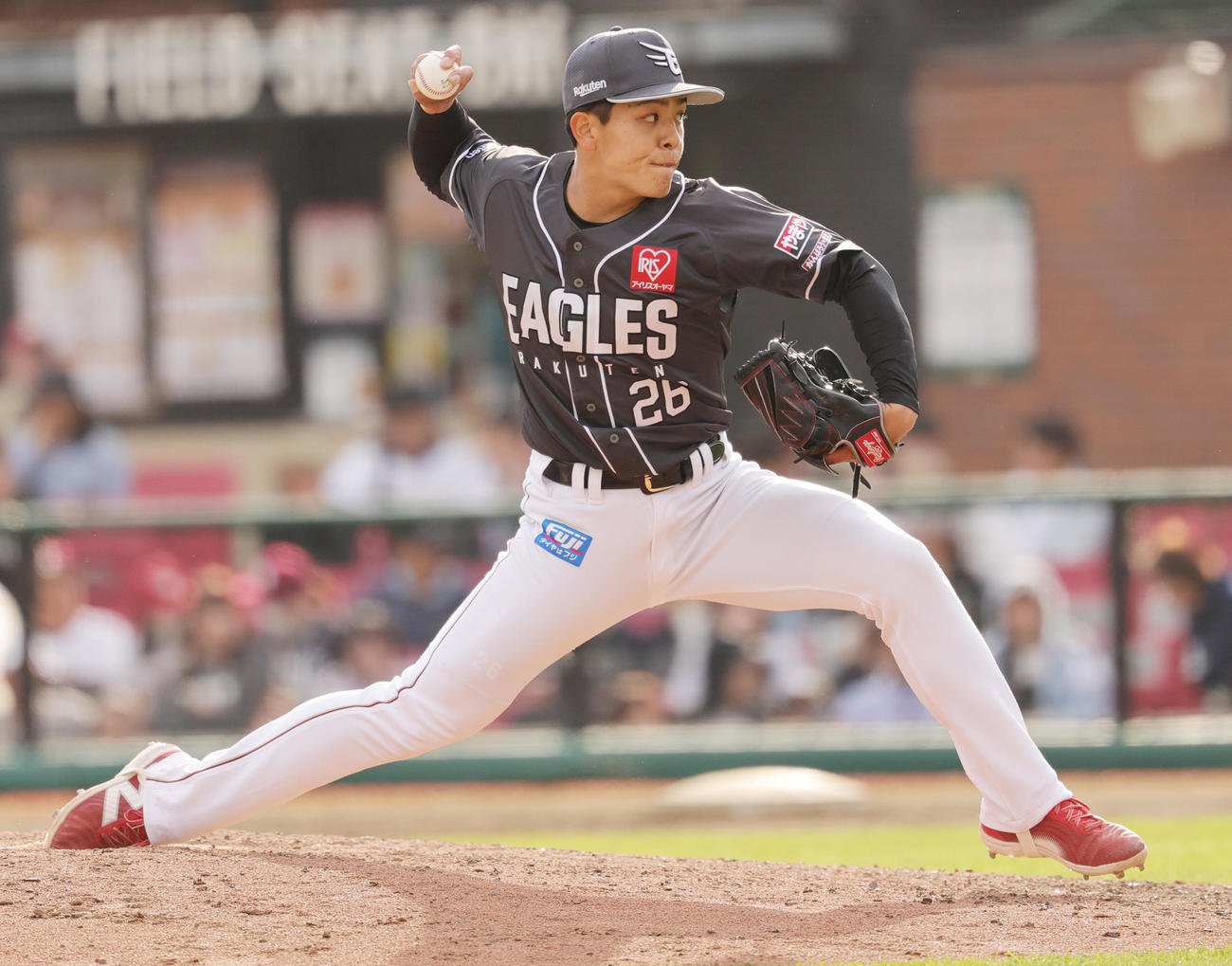 楽天対オリックス　9回表、プロ初登板を果たした楽天中込（撮影・野上伸悟）