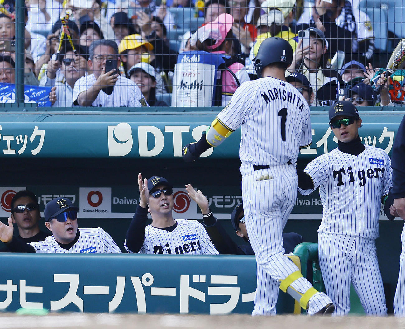阪神対ヤクルト　4回裏阪神無死、左越えに同点本塁打を放った森下を出迎える藤川監督（中央）（撮影・藤尾明華）