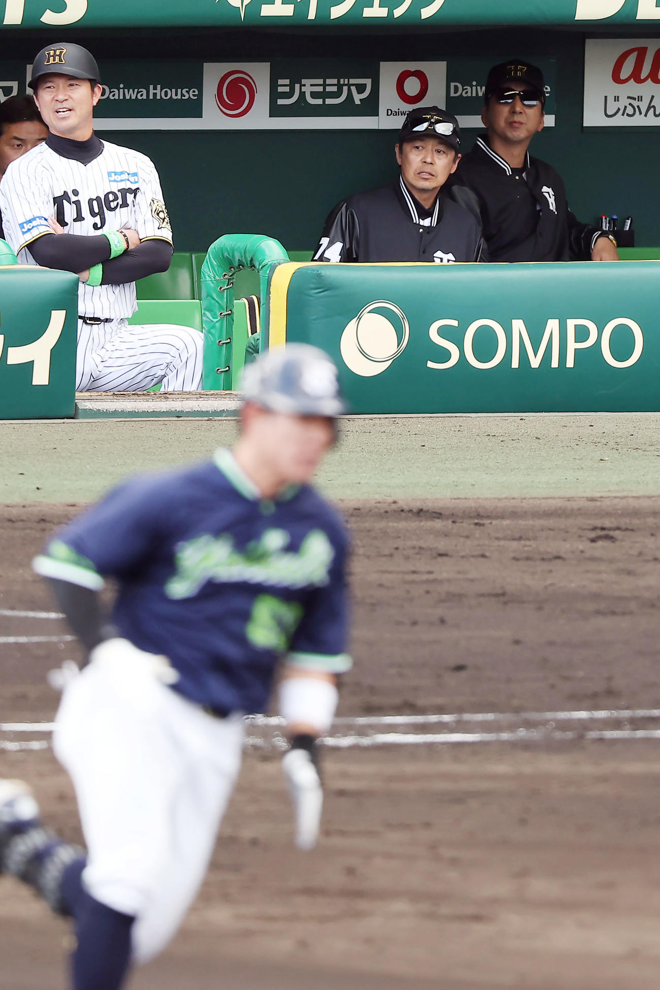 阪神対ヤクルト　7回表ヤクルト1死一、二塁、伊原が代打増田（手前）に2点適時三塁打を浴び、ベンチから見つめる藤川監督（右）ら（撮影・前田充）