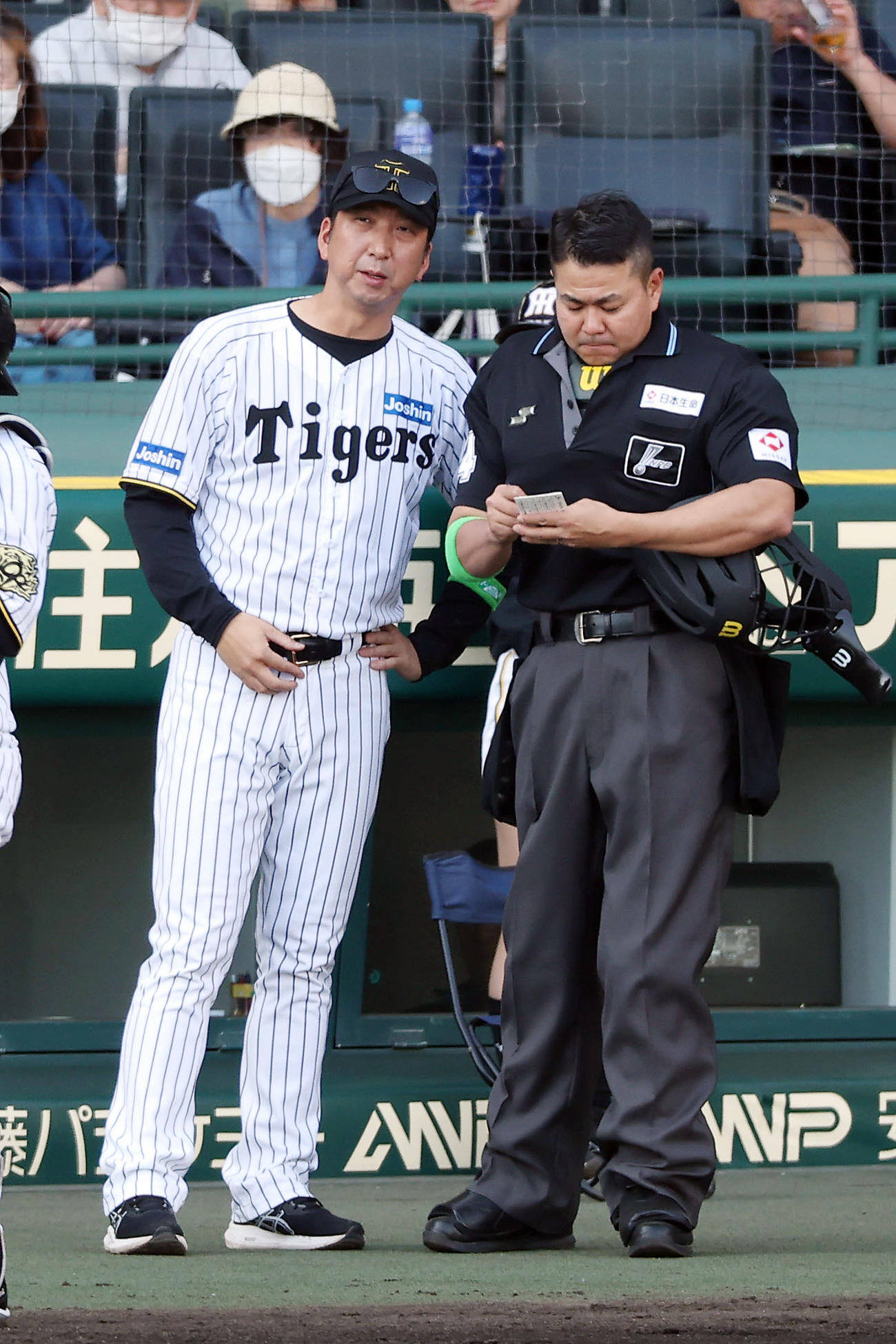 阪神対ヤクルト　8回を終え選手交代を告げる阪神藤川監督（撮影・前田充）