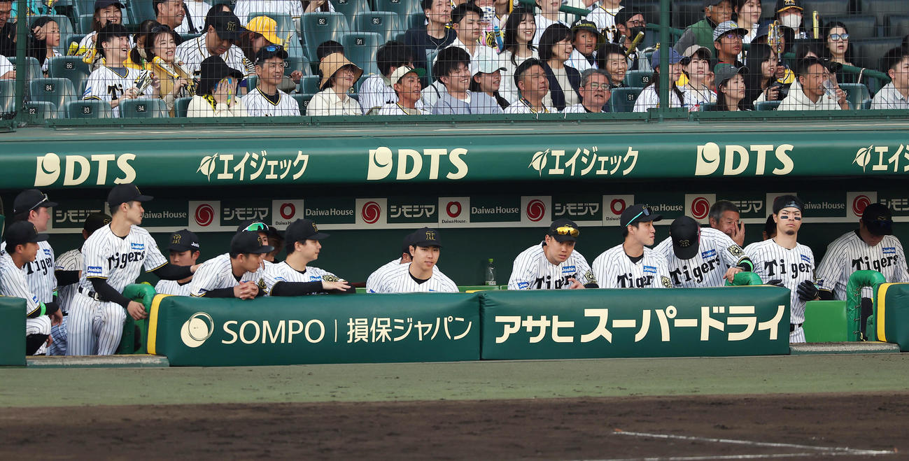 阪神対ヤクルト　ヤクルトに敗れ厳しい表情を見せる阪神の選手たち（撮影・前田充）
