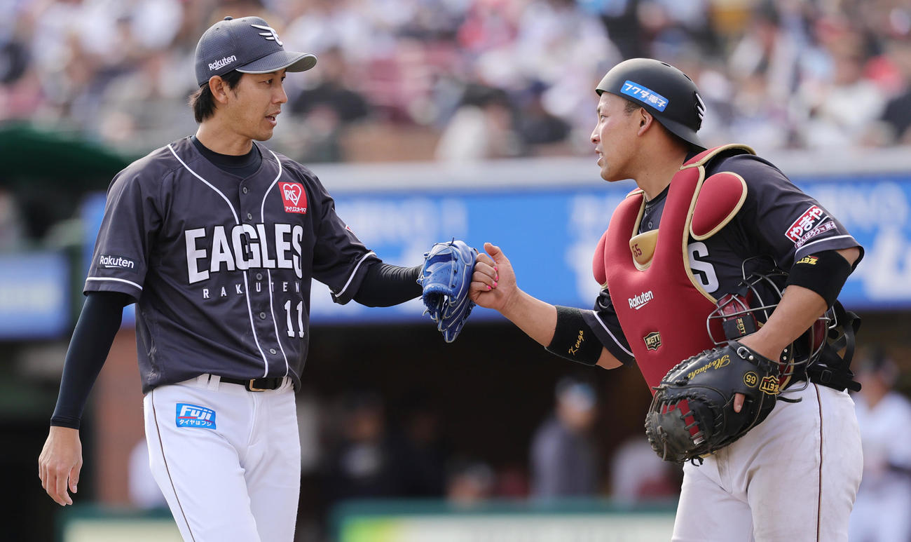 楽天対オリックス　グラブタッチする楽天岸（左）と堀内（撮影・野上伸悟）
