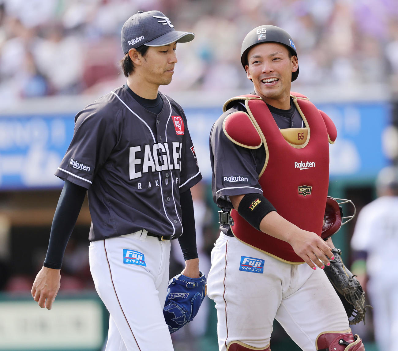 楽天対オリックス　岸（左）と話しながらベンチに戻る楽天堀内（撮影・野上伸悟）