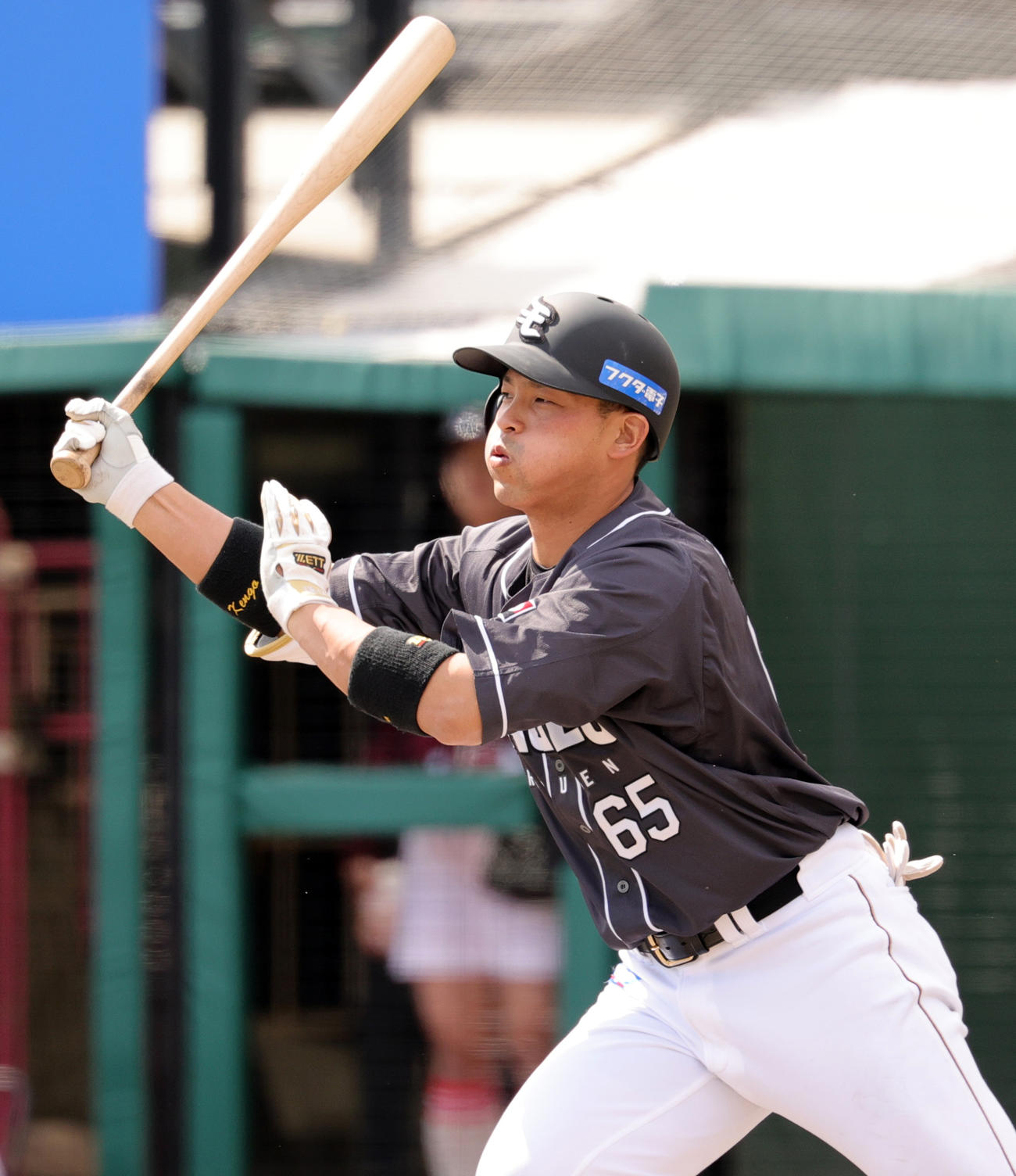 楽天対オリックス　2回裏楽天無死一、三塁、右前適時打を放つ堀内（撮影・野上伸悟）