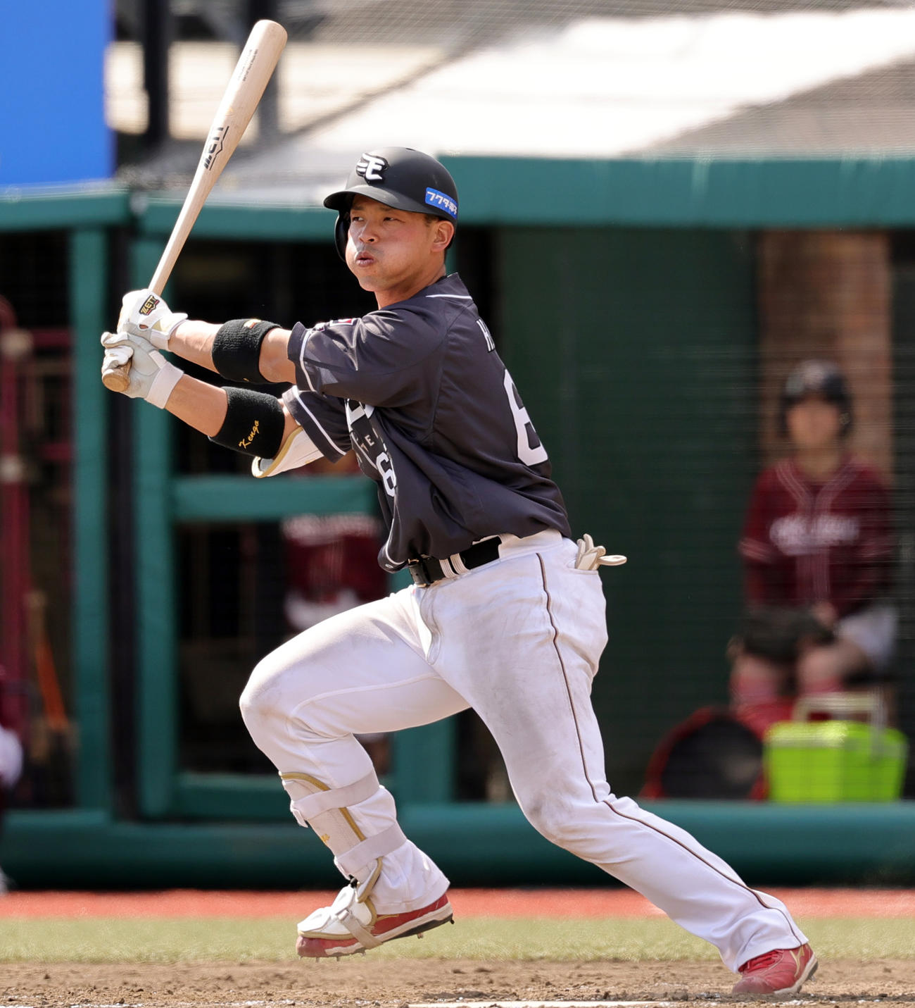 楽天対オリックス　3回裏楽天2死一塁、左適時二塁打を放つ堀内（撮影・野上伸悟）