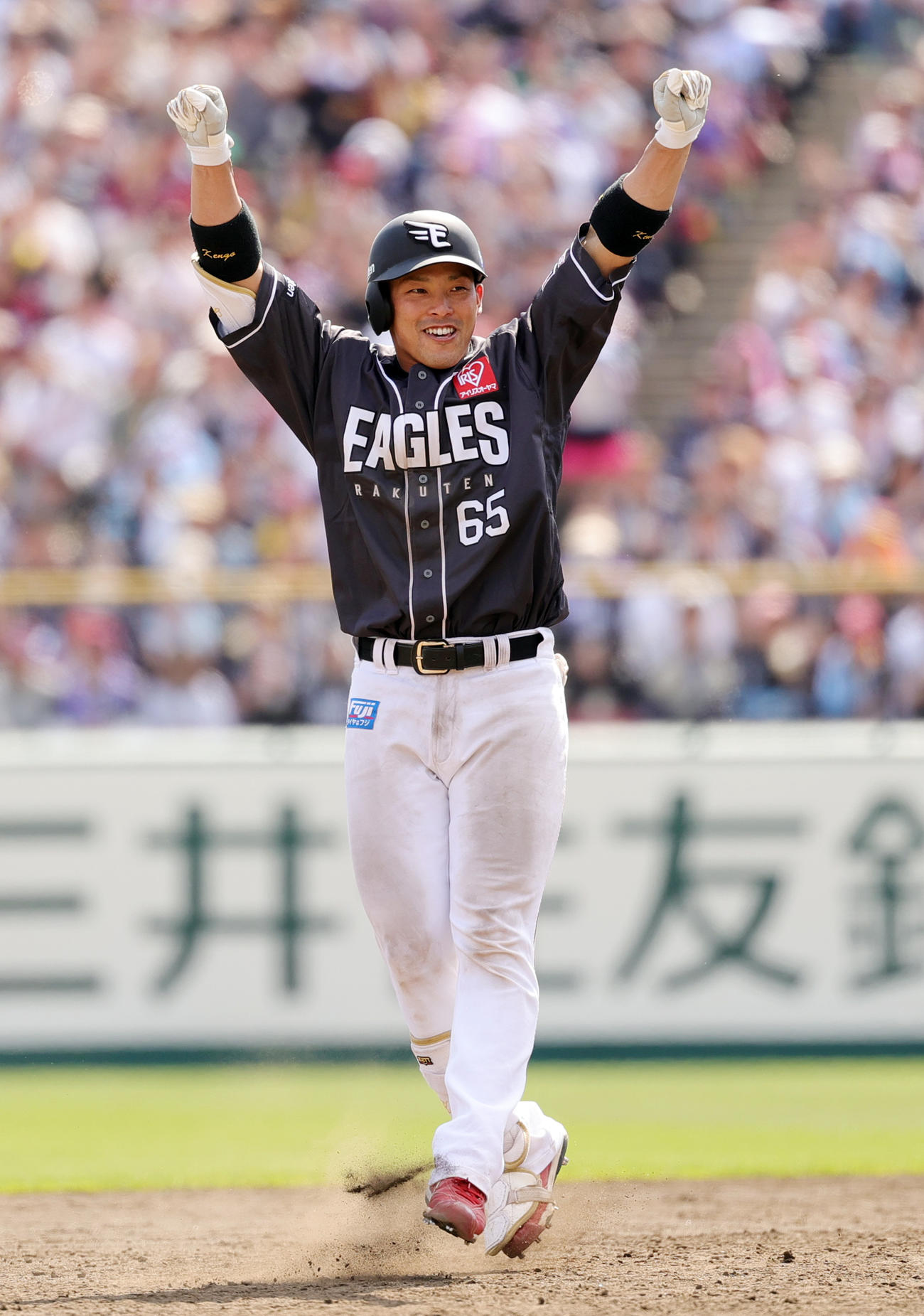 楽天対オリックス　3回裏楽天2死一塁、左適時二塁打を放ち喜ぶ堀内（撮影・野上伸悟）