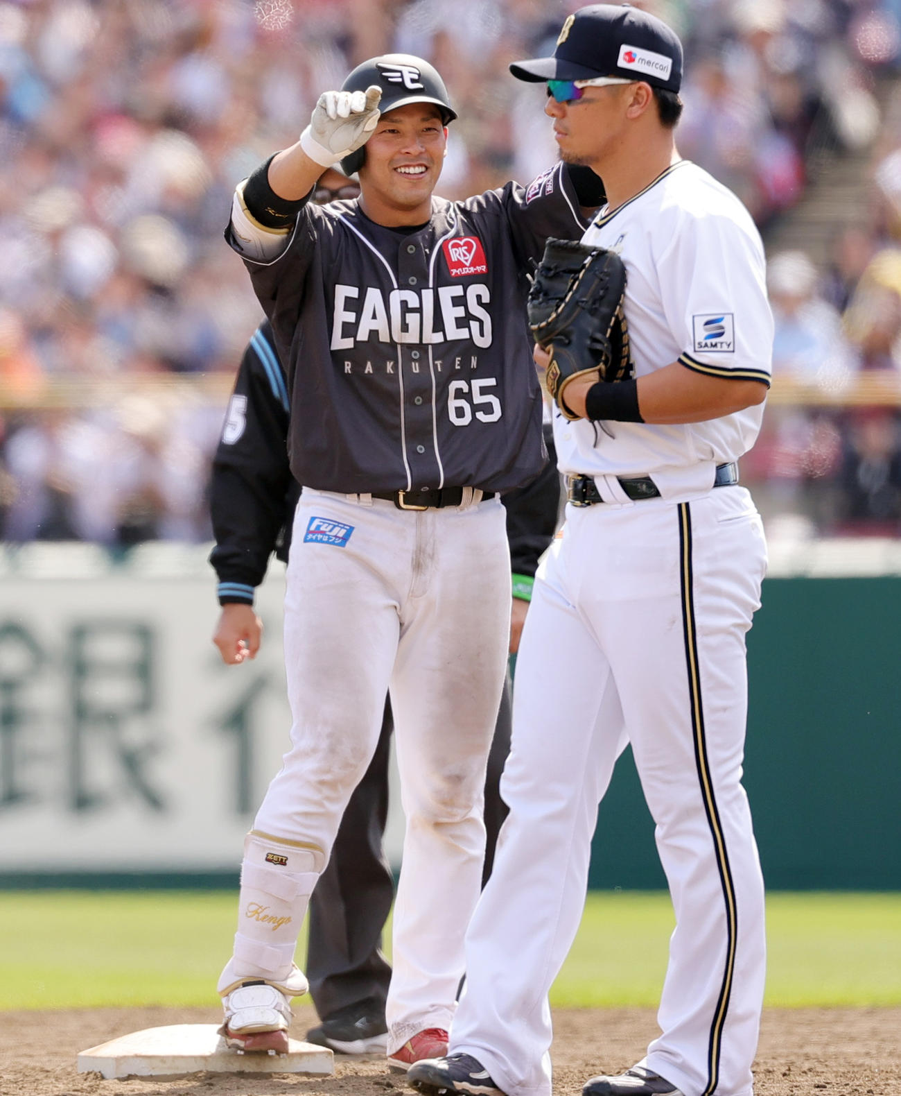 楽天対オリックス　3回裏楽天2死一塁、左適時二塁打を放ち喜ぶ堀内（撮影・野上伸悟）