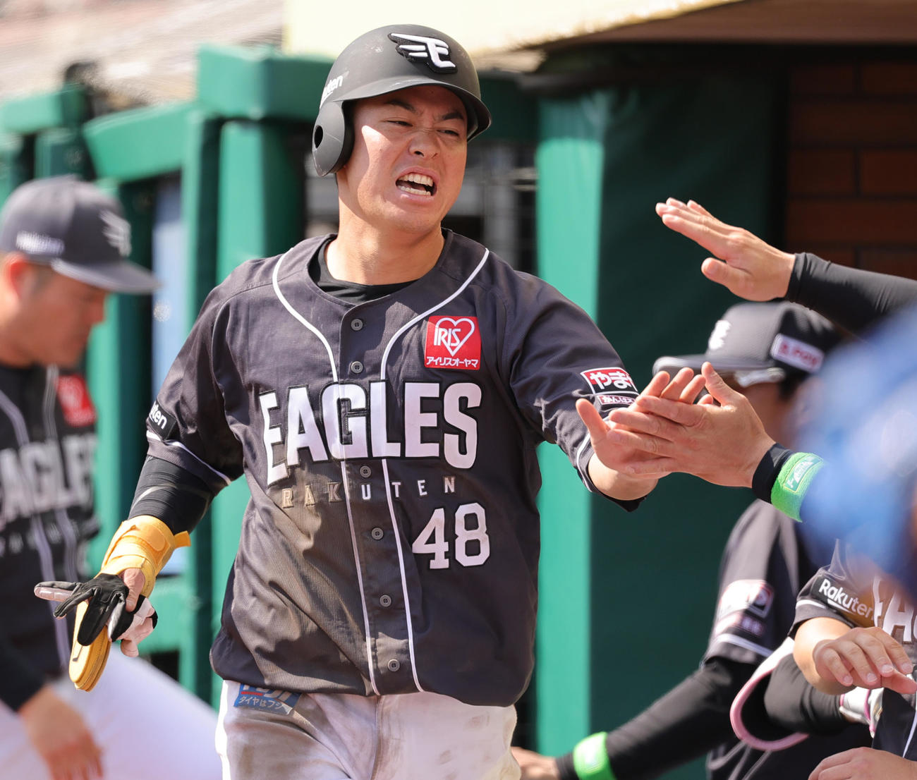 楽天対オリックス　3回裏楽天2死一塁、堀内の左適時二塁打で生還しベンチに迎えられる渡辺佳（撮影・野上伸悟）