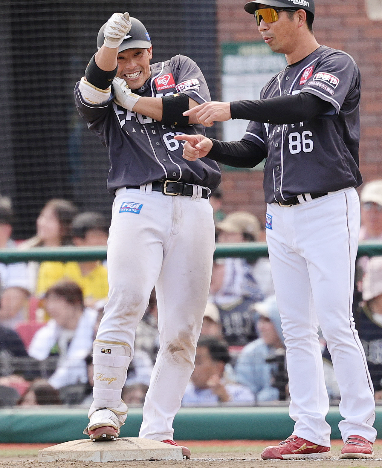 楽天対オリックス　5回裏楽天1死一、二塁、右前打を放ち喜ぶ堀内（撮影・野上伸悟）