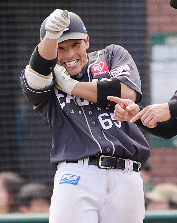 楽天対オリックス　5回裏楽天1死一、二塁、右前打を放ち喜ぶ堀内（撮影・野上伸悟）