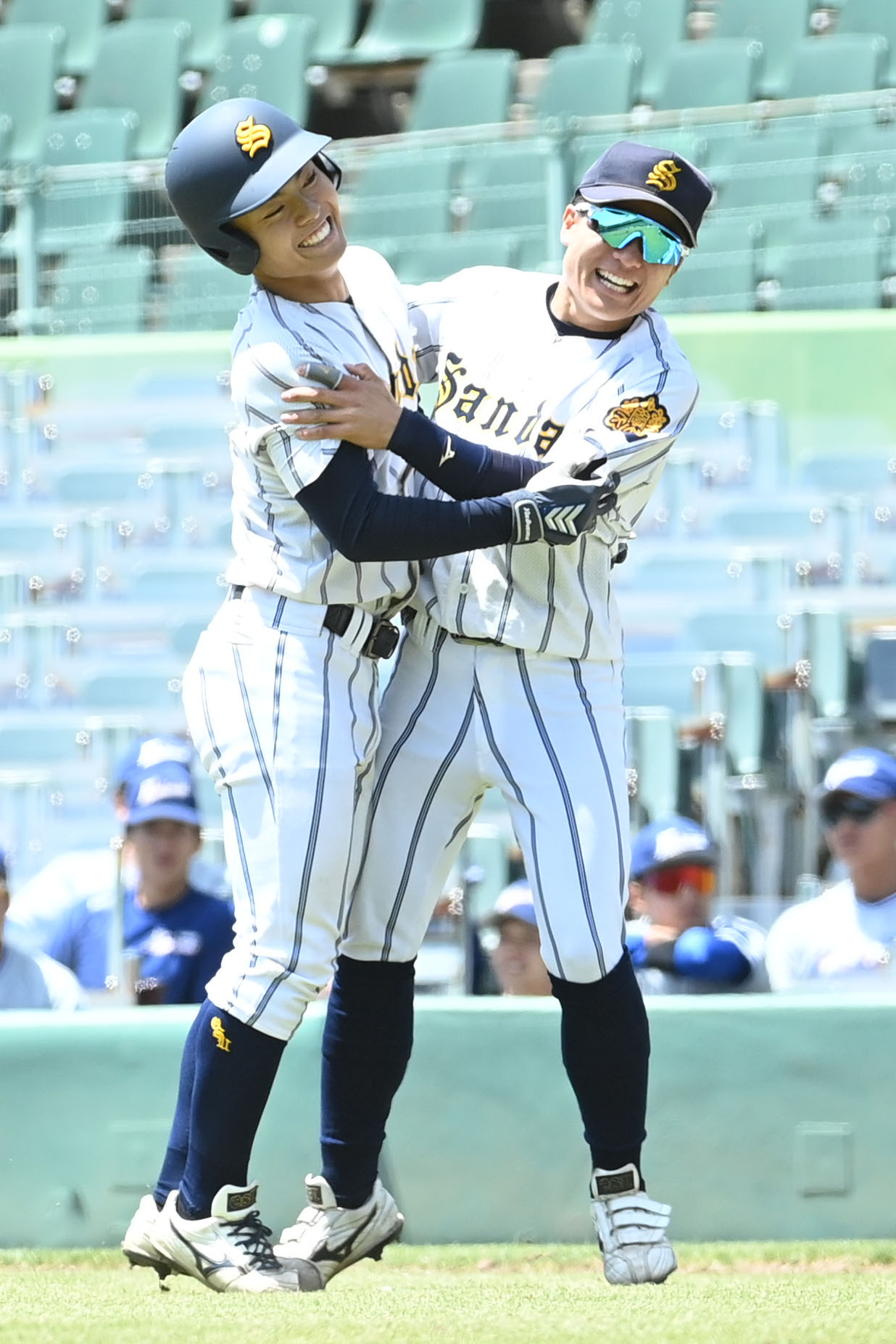 甲南大対大産大　　サヨナラ打を放ち、抱き合って喜ぶ大産大の江口（左）（撮影・滝沢美穂子）