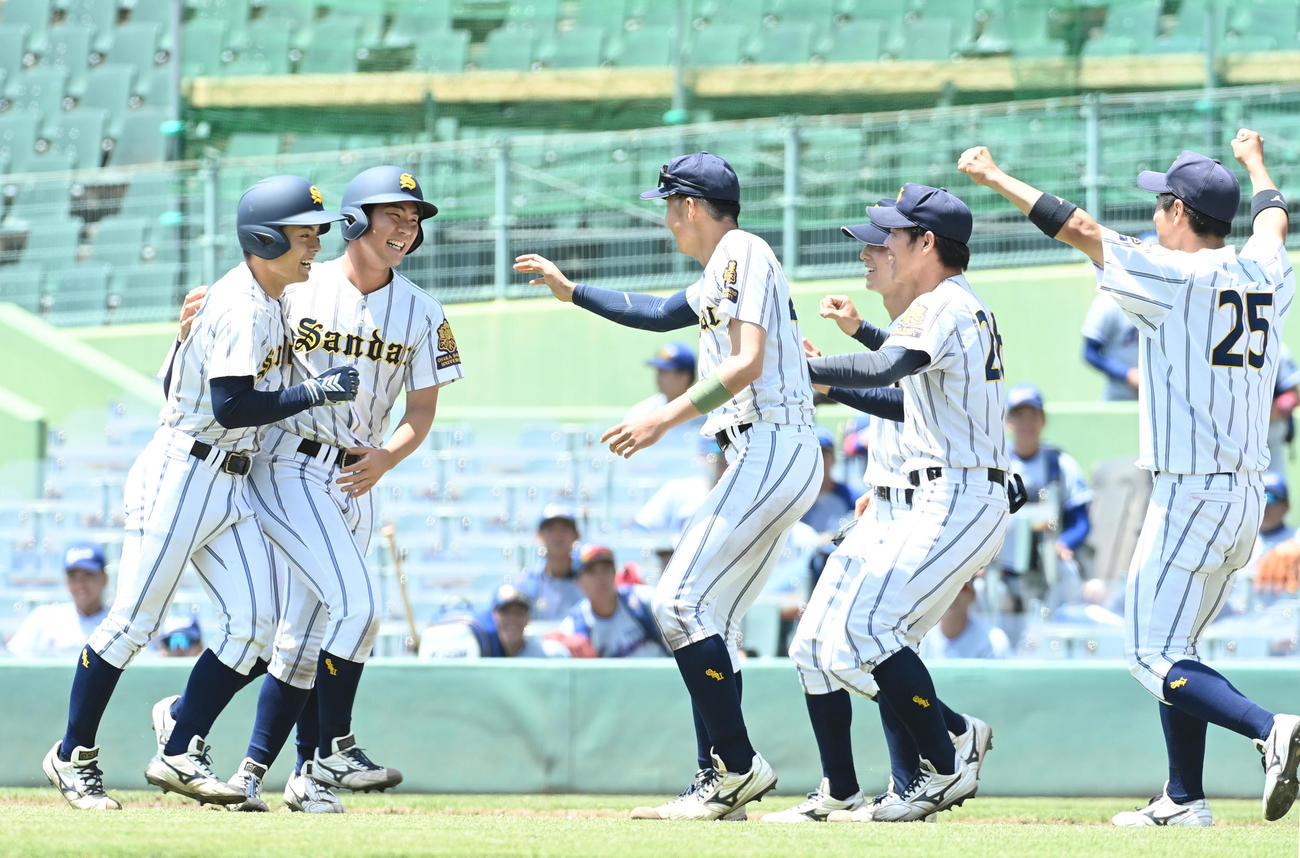 甲南大対大産大　　サヨナラ打を放ち喜ぶ大産大の江口（左）（撮影・滝沢美穂子）