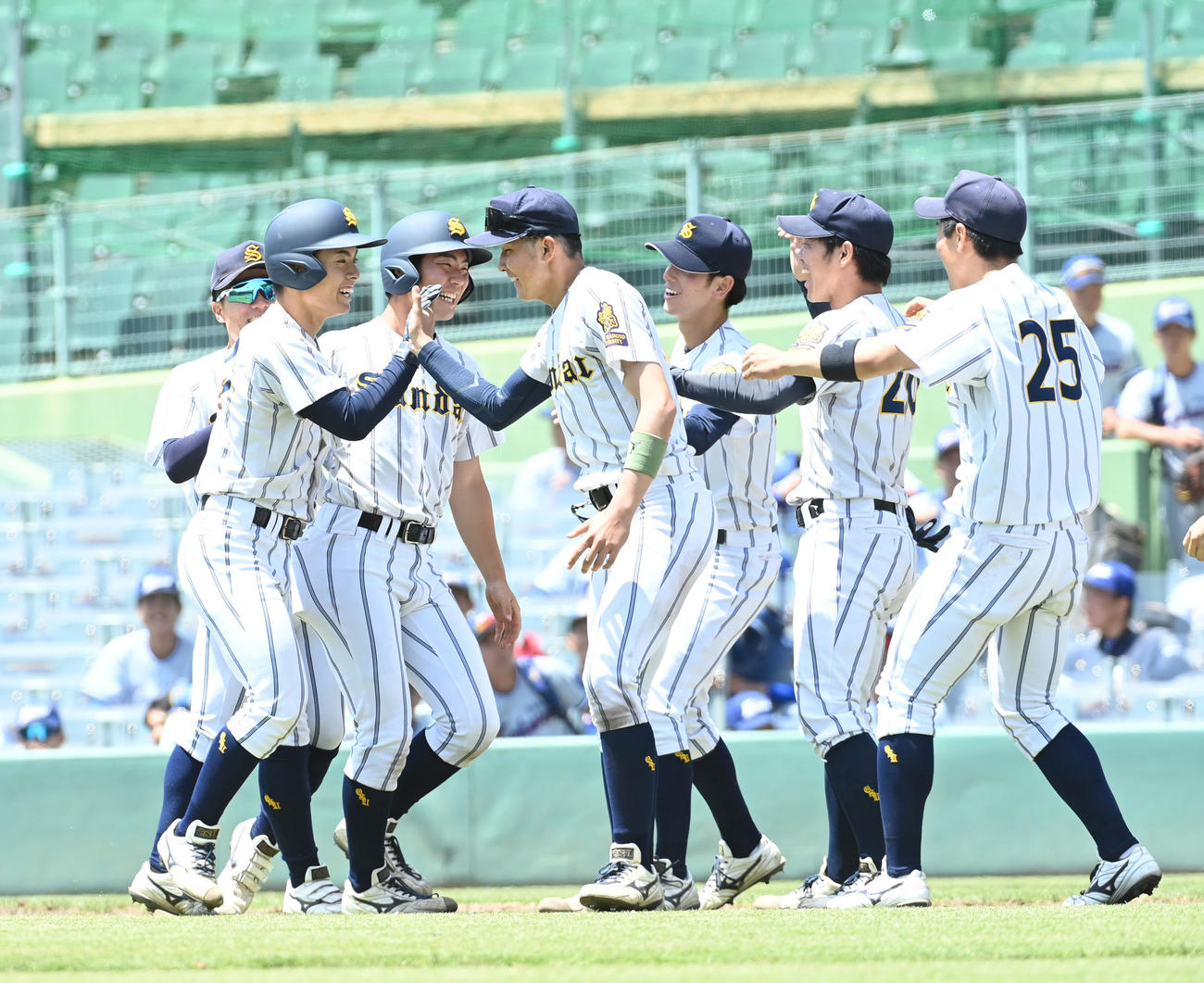甲南大対大産大　　サヨナラ打を放ち、ハイタッチして喜ぶ大産大の江口（左）（撮影・滝沢美穂子）