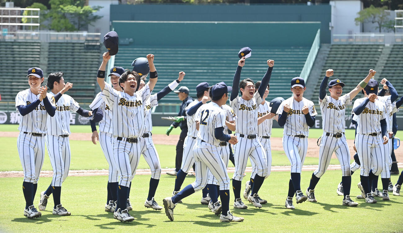 甲南大対大産大　甲南大に勝ち喜ぶ大産大の選手たち（撮影・滝沢美穂子）