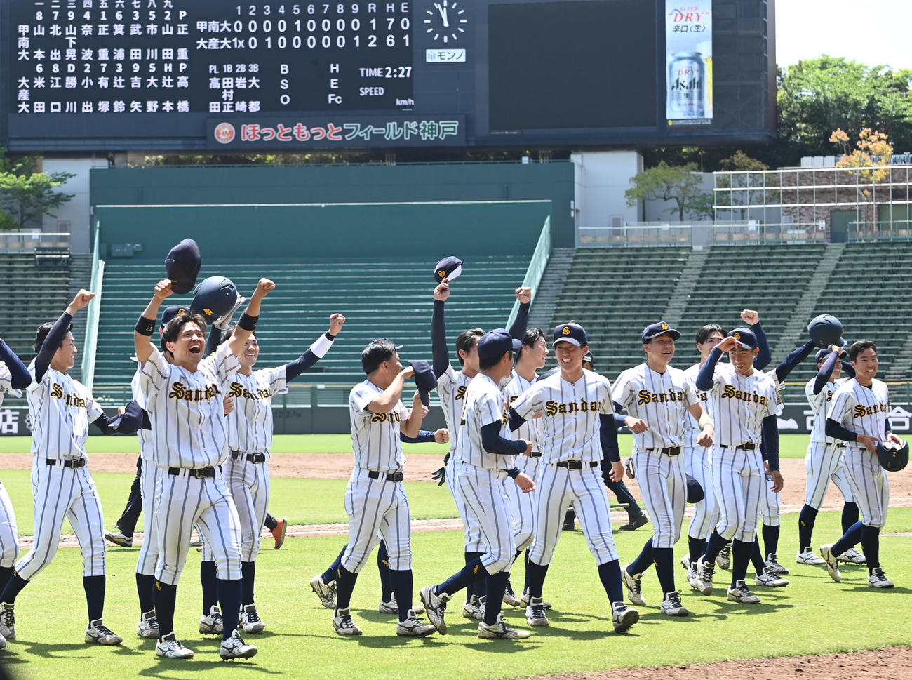 甲南大対大産大　甲南大に勝ち喜ぶ大産大の選手たち（撮影・滝沢美穂子）