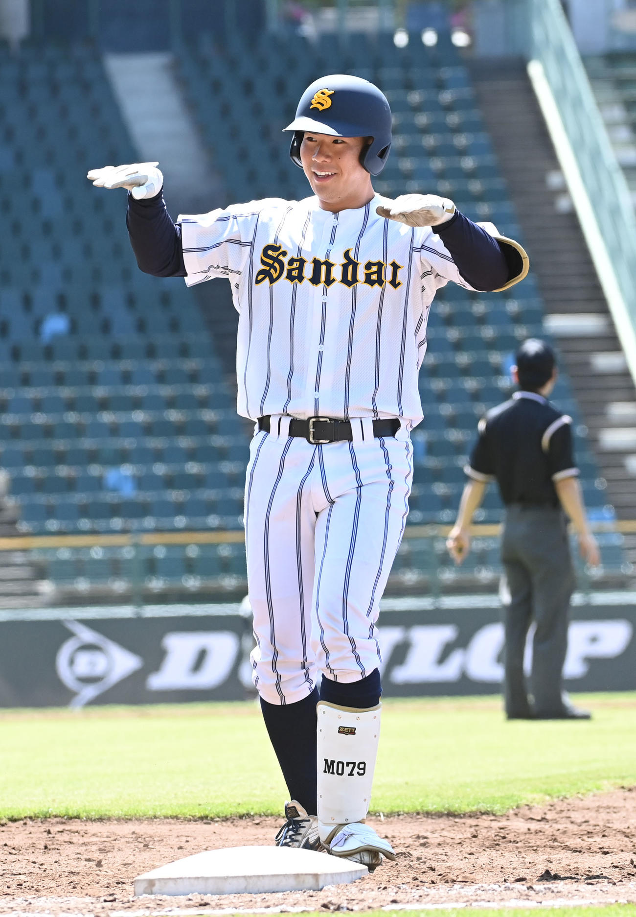 甲南大対大産大　4回裏大産大1死、左安打を放った小出は、ポーズを決める（撮影・滝沢美穂子）