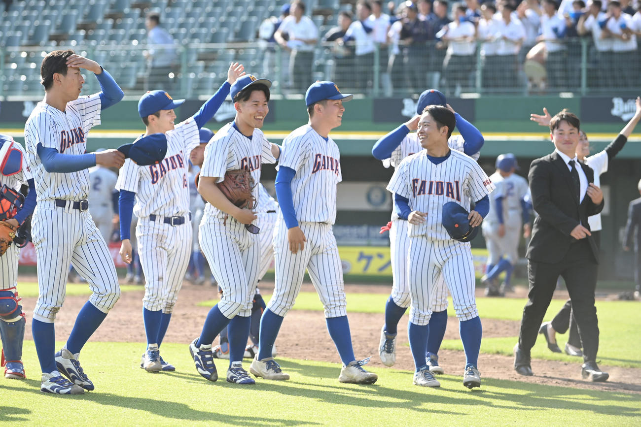 関西外大対関西国際大　関西国際大に勝ち喜ぶ関西外大の選手たち（撮影・滝沢美穂子）