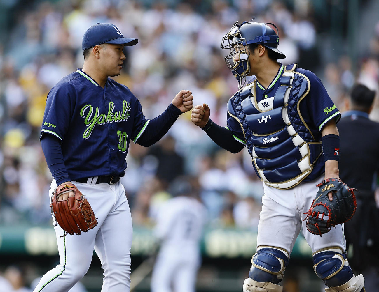 阪神対ヤクルト　8回を3人で終え、古賀（右）とグータッチを交わすヤクルト荘司（撮影・藤尾明華）
