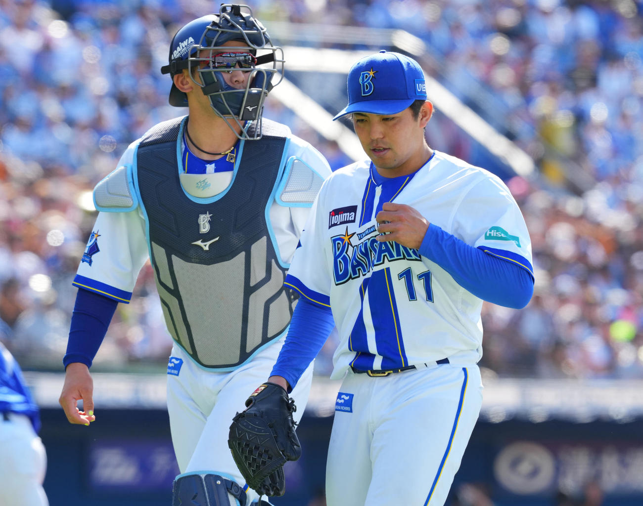 DeNA対巨人　3回表の登板を終え2失点のDeNA先発の東（右）と山本（撮影・垰建太）
