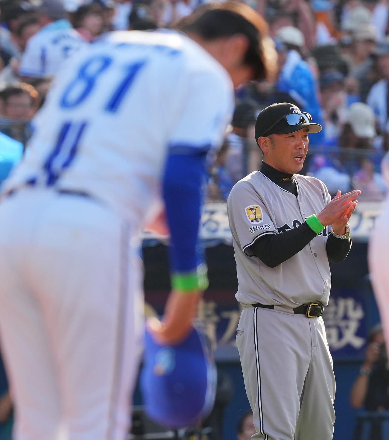 DeNA対巨人　DeNAに勝利しナインを拍手で迎える巨人阿部監督（撮影・垰建太）