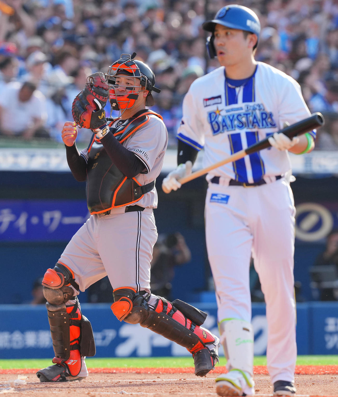 DeNA対巨人　9回裏DeNA2死一塁、佐野（右）を三振に仕留め最後を締めた岸田（撮影・垰建太）