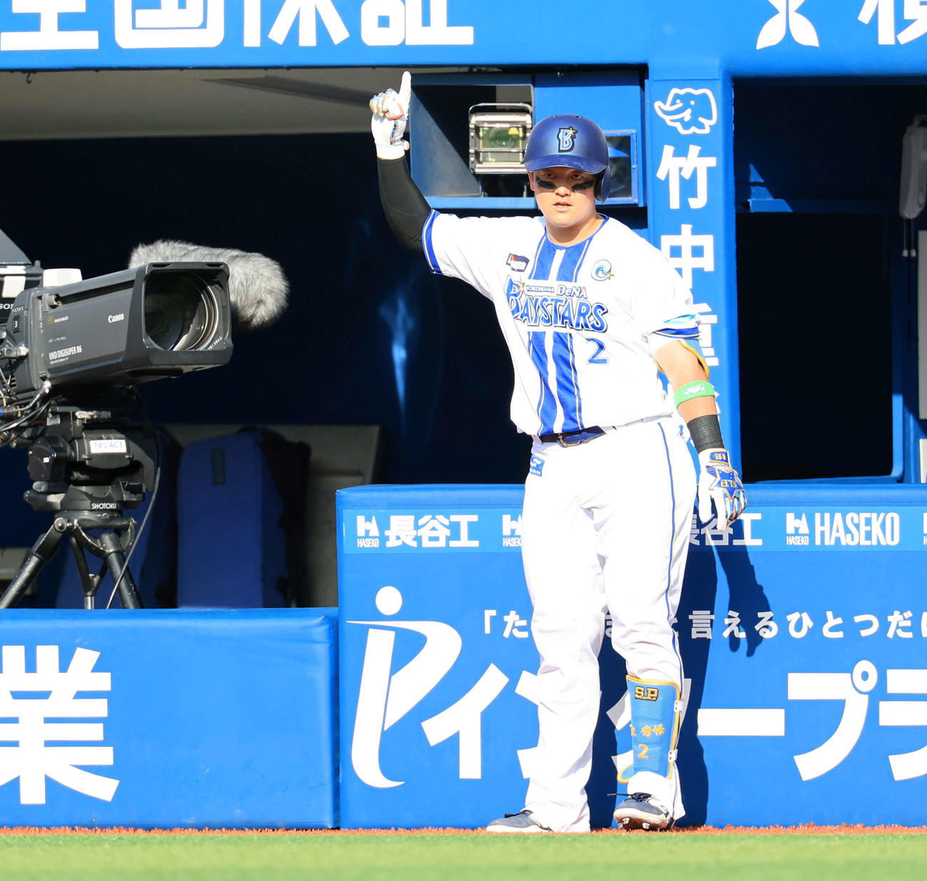 DeNA対巨人　7回裏DeNA無死、牧はソロ本塁打を放ちポーズ（撮影・浅見桂子）